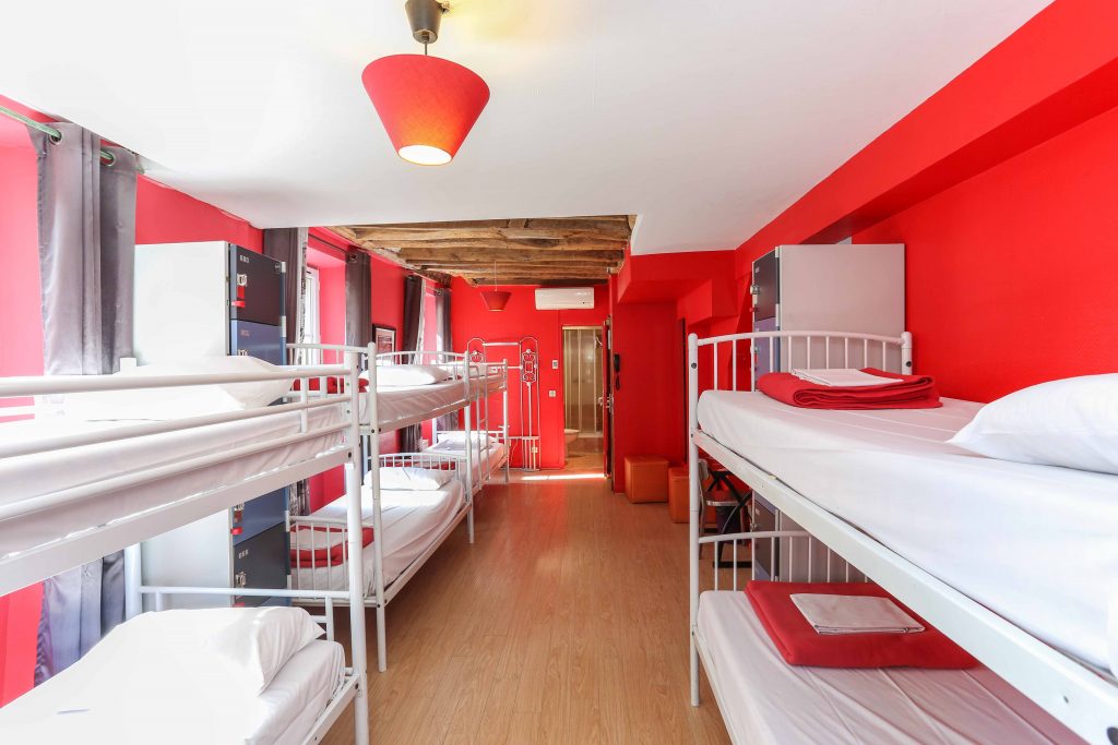 1 lit dans un dortoir partagé mixte de 12 places.
Salle de bains privative accessible dans le dortoir avec douche.