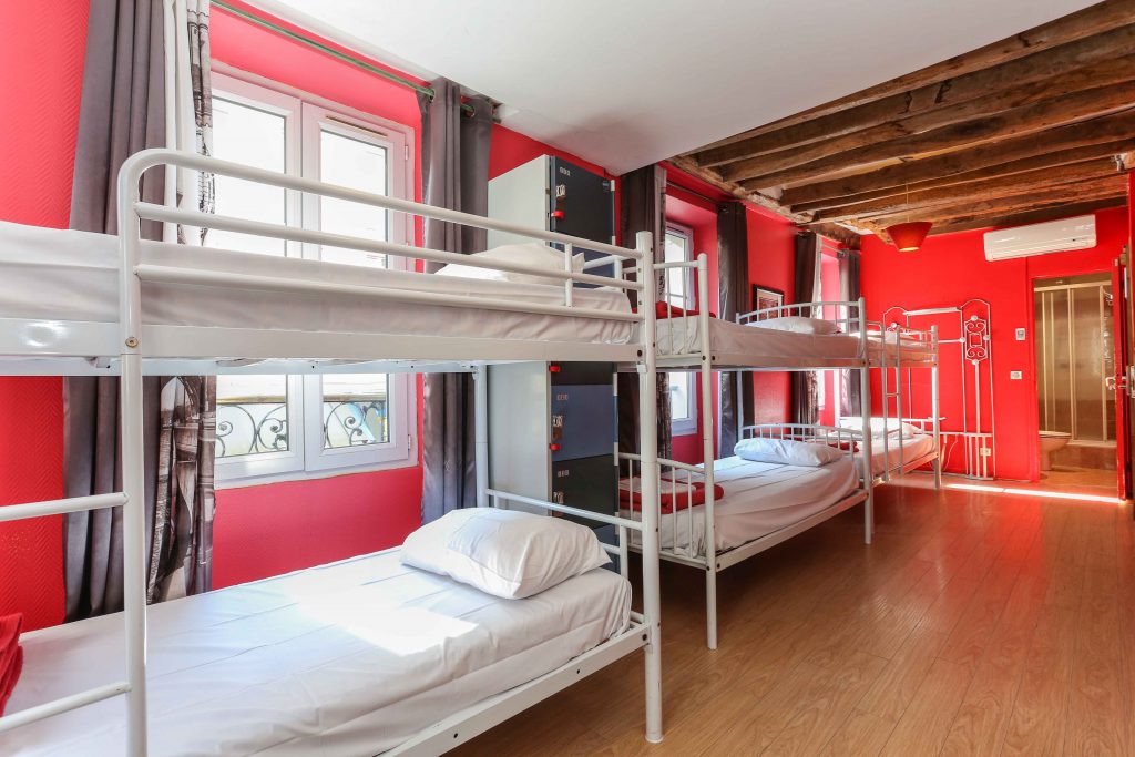 Bed in Female Dormitory Room - Le Village Montmartre